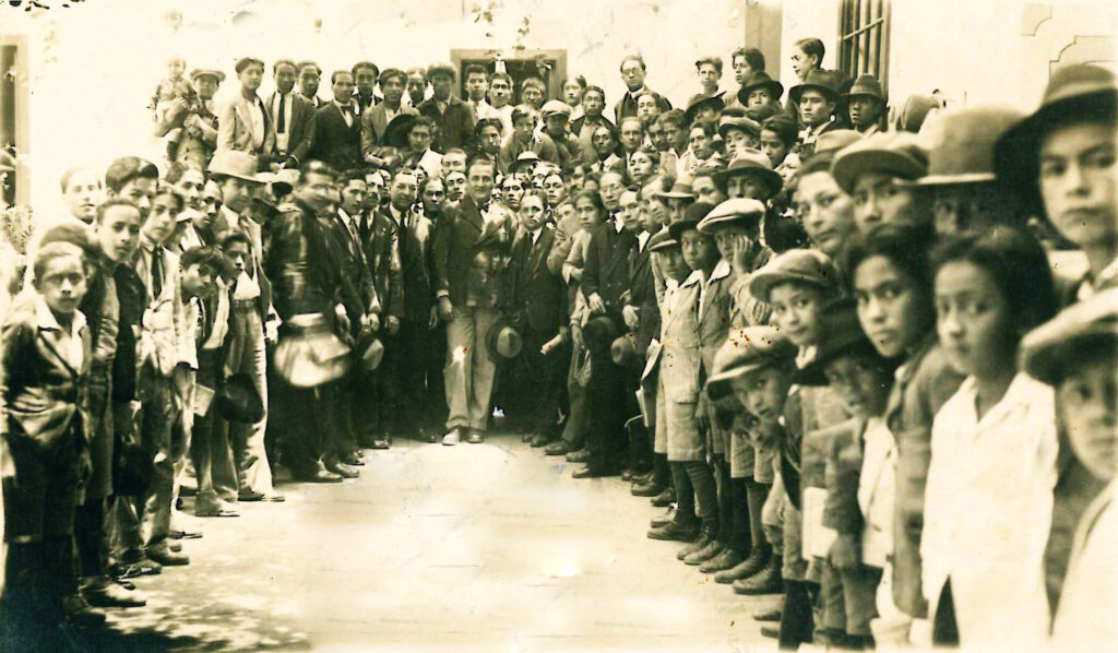 Víctor Raúl Haya de la Torre en campaña electoral 1931